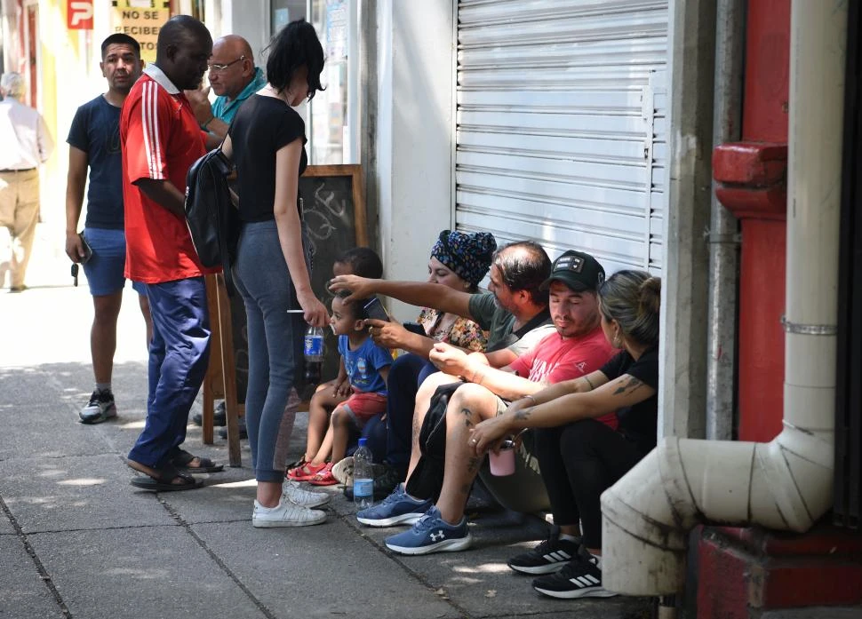 AUTOCONVOCADOS. Por la mañana, un grupo de puesteros se reunió en la entrada del Mercado Persia para intentar que reclamar respuestas. LA GACETA / FOTOs DE JOSé NUNO