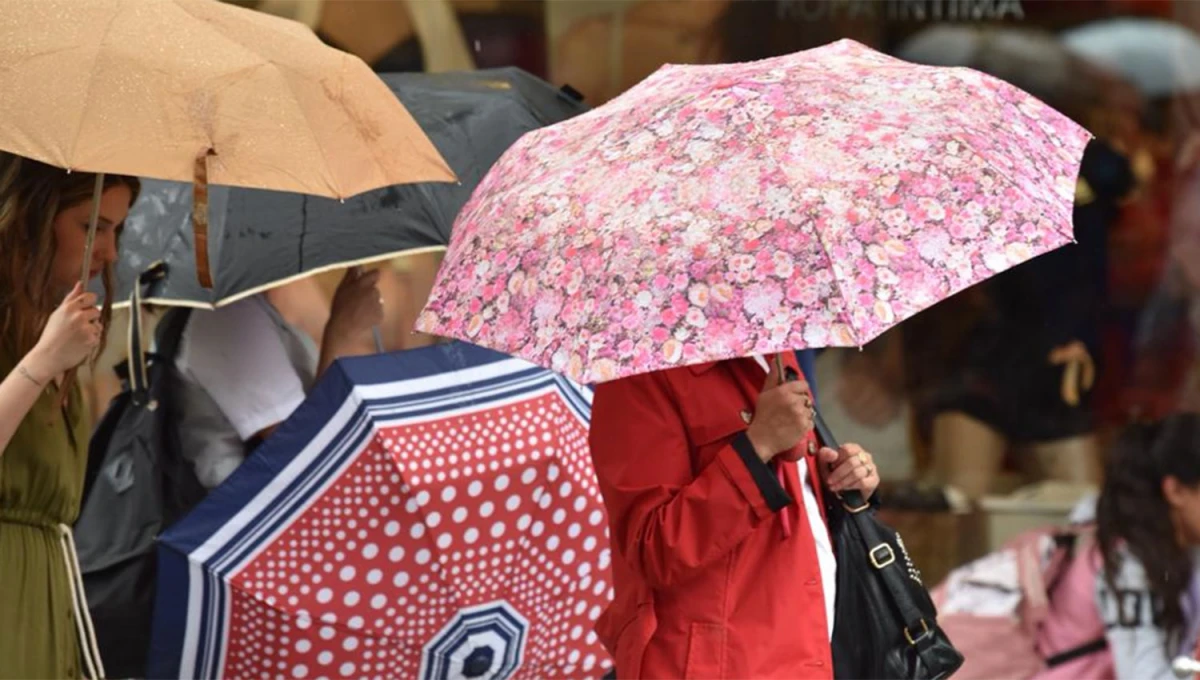 PRECAUCIONES. El SMN anticipa que las primeras lluvias comenzarían durante la siesta.