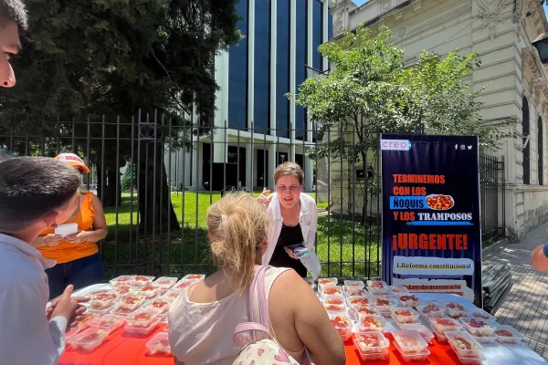 Frente a la Legislatura, CREO repartió bandejas de ñoquis: Terminemos con los tramposos