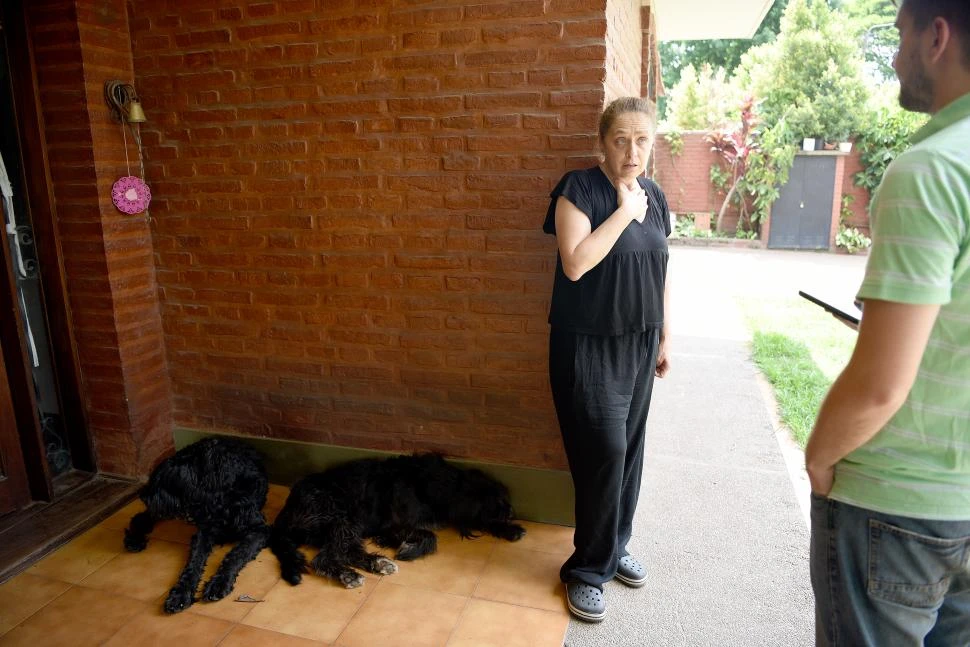 CON SUS GUARDIANES. Paula Lobato relata cómo fue el robo. Detrás, Joshua y otro perro la escoltan. la gaceta / foto de josé nuno