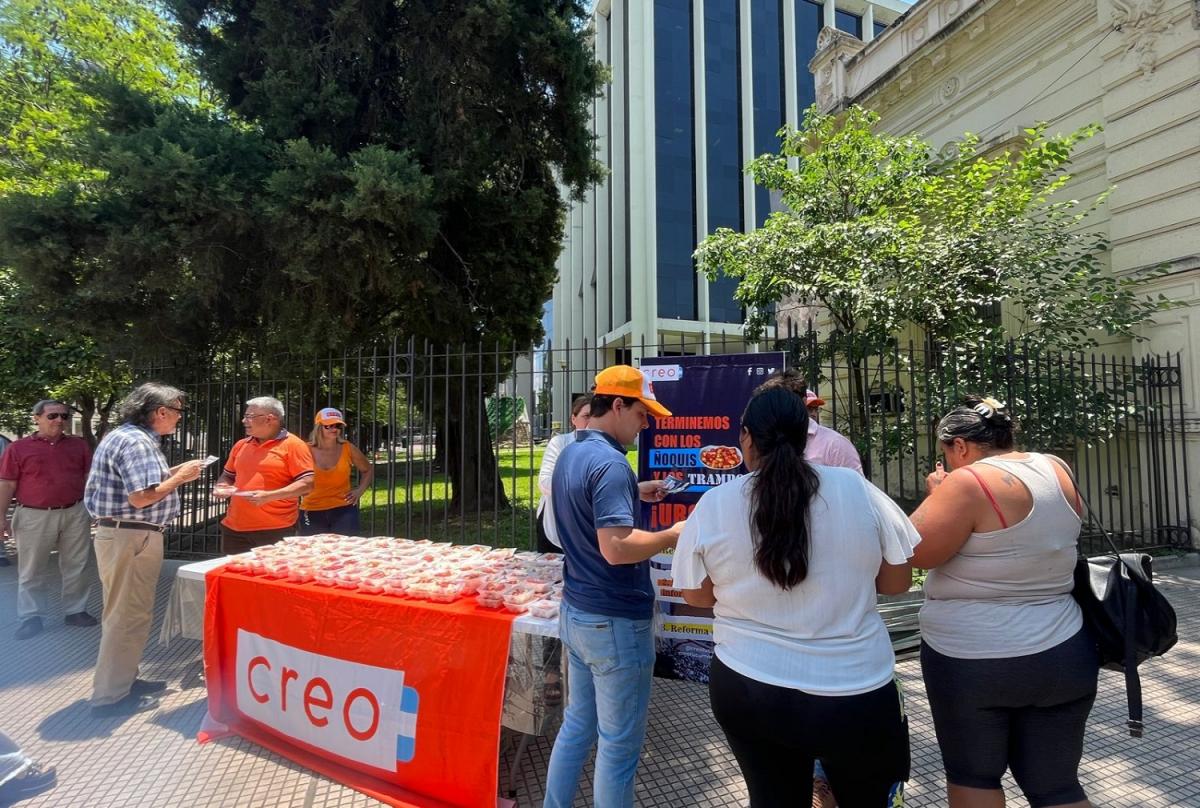 Frente a la Legislatura, CREO repartió bandejas de ñoquis: Terminemos con los tramposos