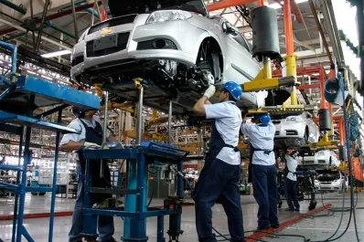 Dos grandes automotrices anunciaron planes de retiros voluntarios