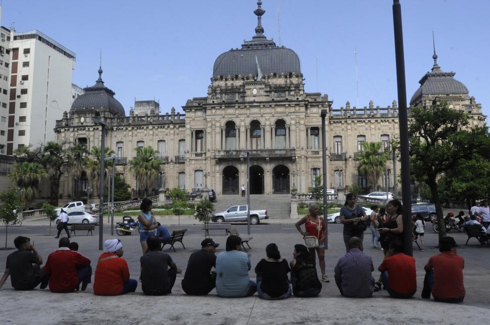 ESPERANDO AYUDA. Los puesteros estuvieron en la plaza Independencia antes que los reciban las autoridades.