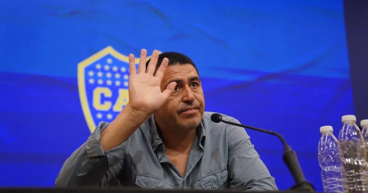 SIGUE LA NOVELA. Riquelme se mezclará entre los fanáticos.