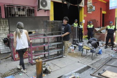 Los puesteros piden entrar al Mercado Persia para ver si pueden rescatar algo