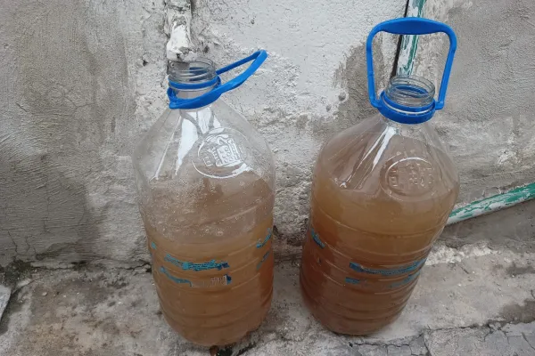 ¿Por qué el agua sale marrón en los caños de Tucumán?