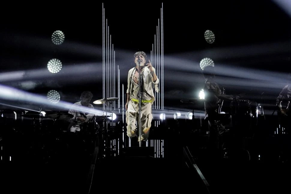 LA BANDA EN UNA PUESTA EN ESCENA. Adrián Dárgelos cautiva a su público con sus performances y el sonido particular de las canciones.