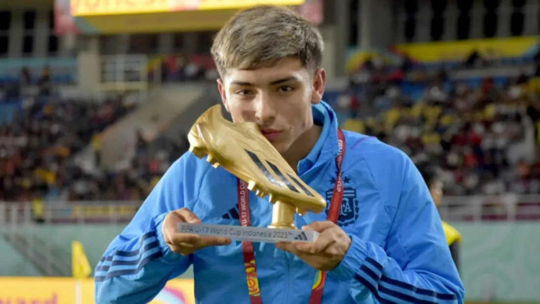 PRIMER BESO. Ruberto besa el coqueto trofeo por ser el goleador del torneo. La distinción recibida anuncia un buen futuro del jugador.