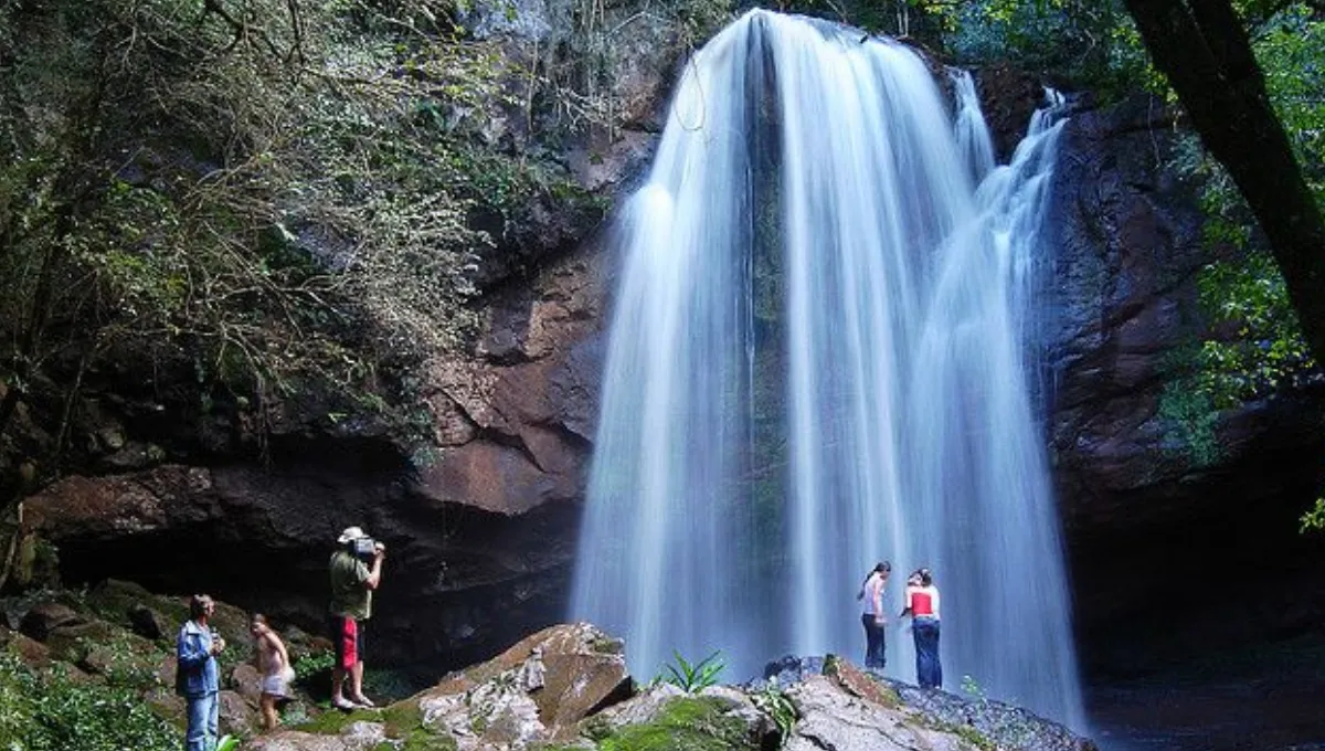 Vacaciones 2023/2024: las impactantes cascadas con piletas naturales que pocos conocen 