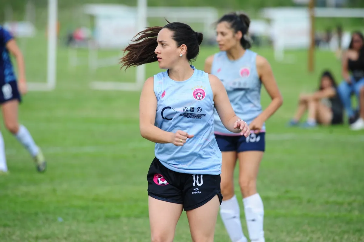 ENCANTADA. Jakeline se enamoró de las costumbres tucumanas y sobre todo, del buen fútbol. LA GACETA/DIEGO ARÁOZ.