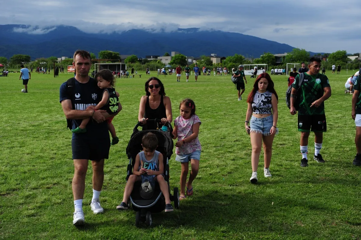 UNIDOS. Char posa junto a sus hijos y esposa, luego de haber sido expulsado con Defensores del Tinto. LA GACETA/DIEGO ARÁOZ. 