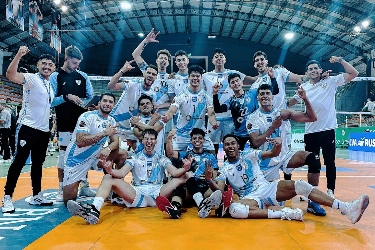 FELICIDAD. Los jugadores de El Lobo posaron para tener el recuerdo de la primera victoria de la temporada. FOTO PRENSA ACLAV