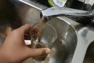 Entre la sequía y la lluvia: en Alpachiri sale agua con barro