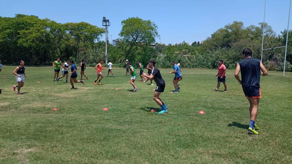 ACEITANDO LA MÁQUINA. Apenas llegaron a Paraná, los Naranjas tuvieron una práctica en cancha de Estudiantes de Paraná, donde hoy a partir de las 10.40 enfrentarán a Alto Valle en su primer partido. gentileza pablo pérez toranzos