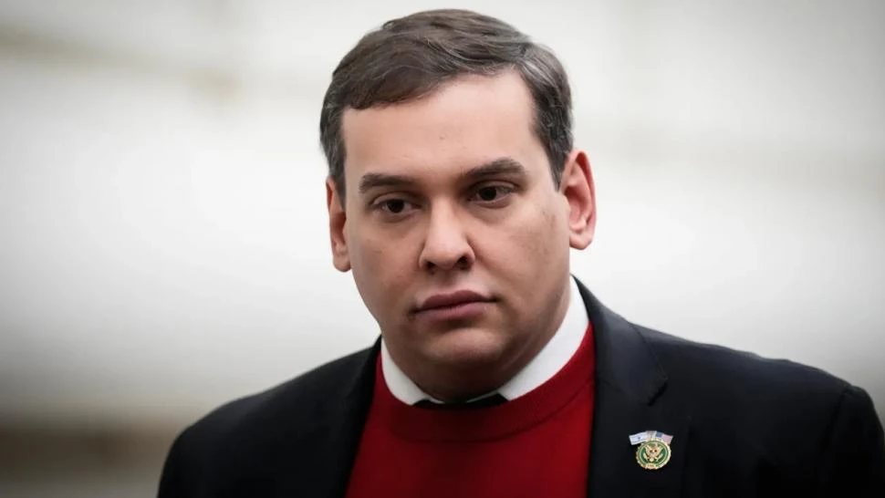 VERGÜENZA. Santos dejó el recinto cuando vio que perdía la votación.