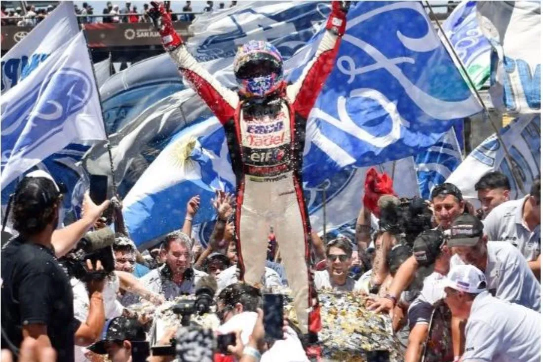 FESTEJO. Una multitud presenció la actividad en el autódromo de San Juan. El arribo del campeón fue emocionante.