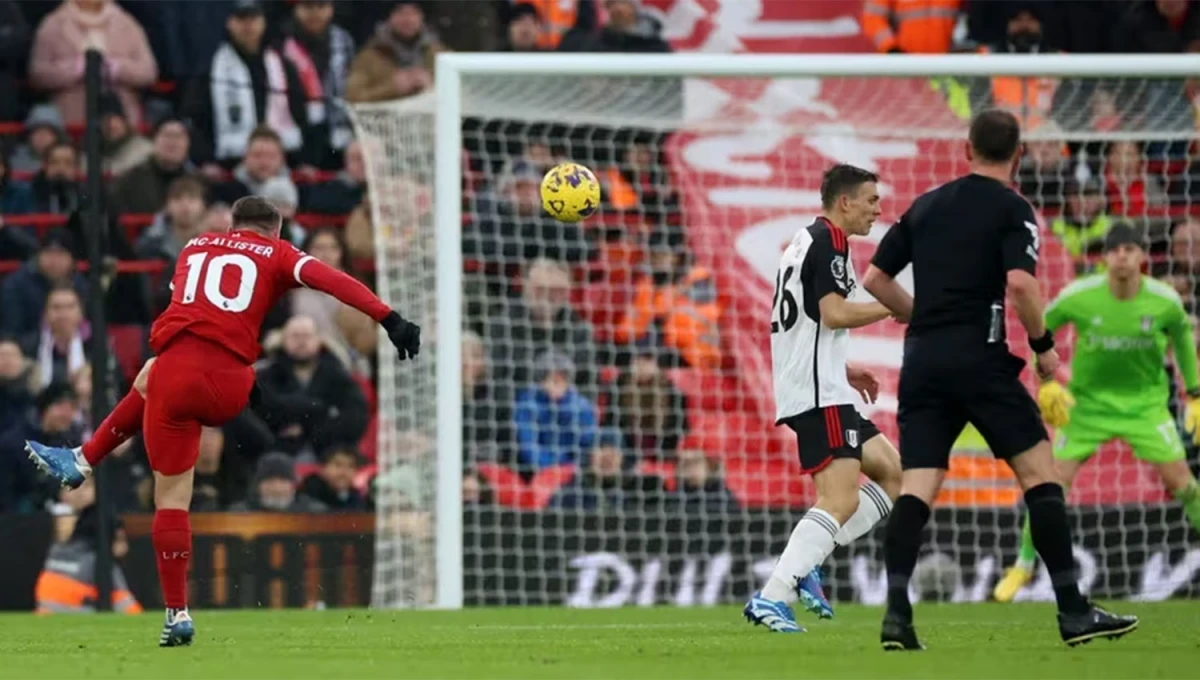 IMPLACABLE. El zapatazo de Mac Allister se clavó en el ángulo y adelantó a Liverpool en el marcador.