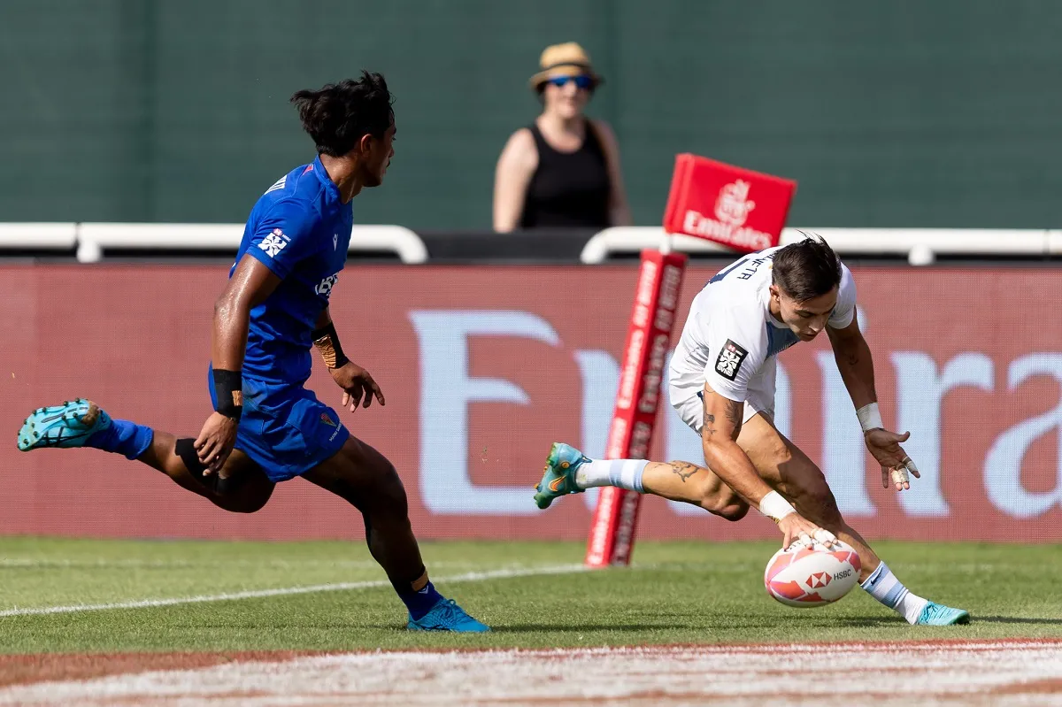 TRY. El Rayo Marcos Moneta anota uno de los tries argentinos ante Samoa.