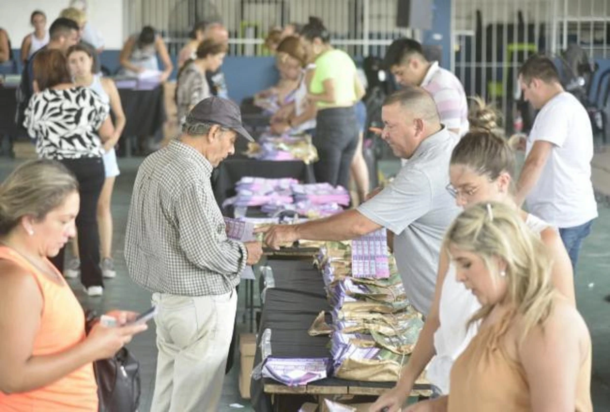 Entrega de los boletos de colectivos. COMUNICACIÓN PÚBLICA