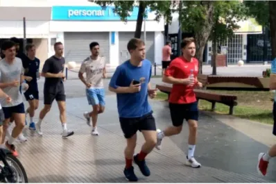 La selección de Inglaterra se entrenó en la plaza principal de Santiago del Estero y Las Leonas ya están sueltas