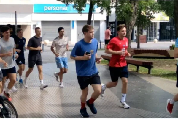 La selección de Inglaterra se entrenó en la plaza principal de Santiago del Estero y Las Leonas ya están sueltas