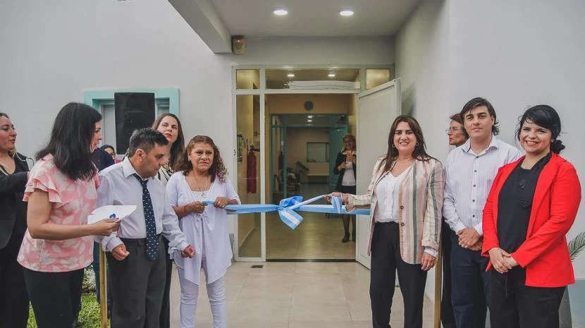 INAUGURACIÓN. La intendenta Rodríguez (3ª de la derecha) corta la cinta.