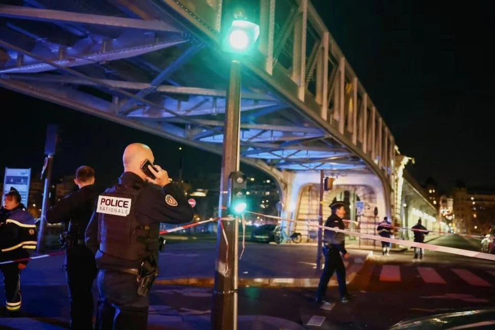 OPERATIVO. La Policía francesa neutralizó al agresor utilizando una pistola Taser, luego de una persecución.