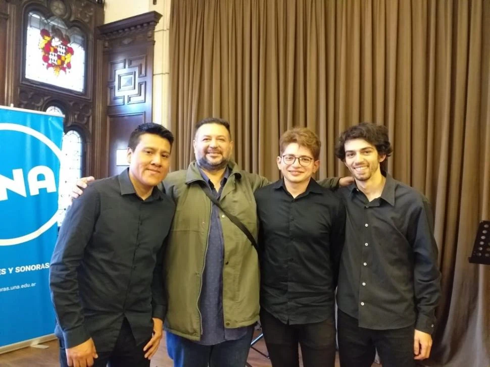 FELICES. El profesor Velazco (2° desde la izquierda) junto a los ganadores: Gutiérrez, Núñez y Liftnegger.