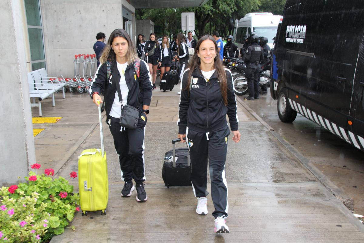 LAS CHICAS. Las Leonas, subcampeonas del mundo, arribaron al aeropuerto.