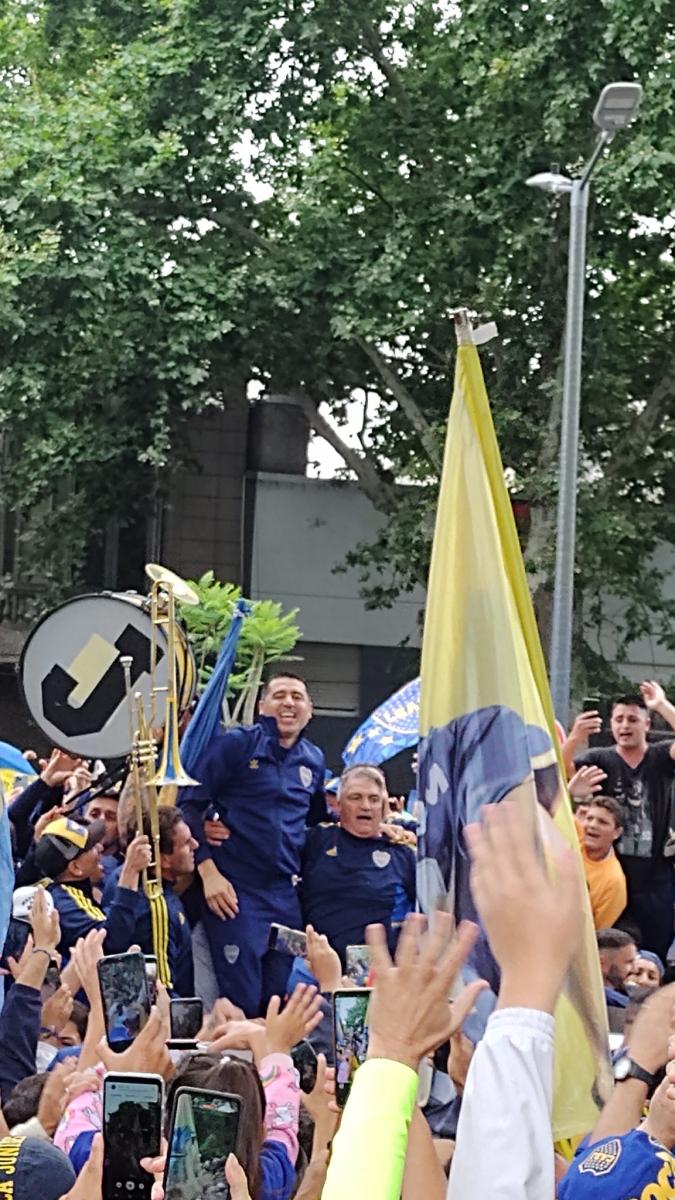 PRESENTE. Los Bombos de Los Bombos de La 12, Riquelme y Blas Giunta.