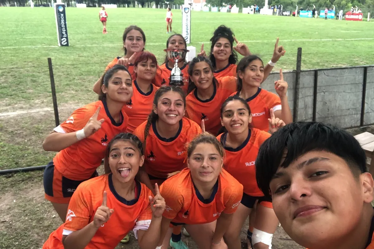 CAMPEONAS. Las juveniles tucumanas dejaron todo en la cancha y lograron dar vuelta una final muy complicada ante Misiones.