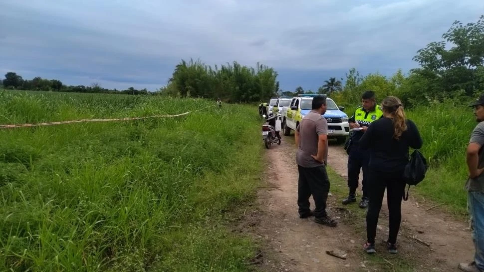 EN PLENA TAREA. Un policía entrevista a dos personas en Famaillá.