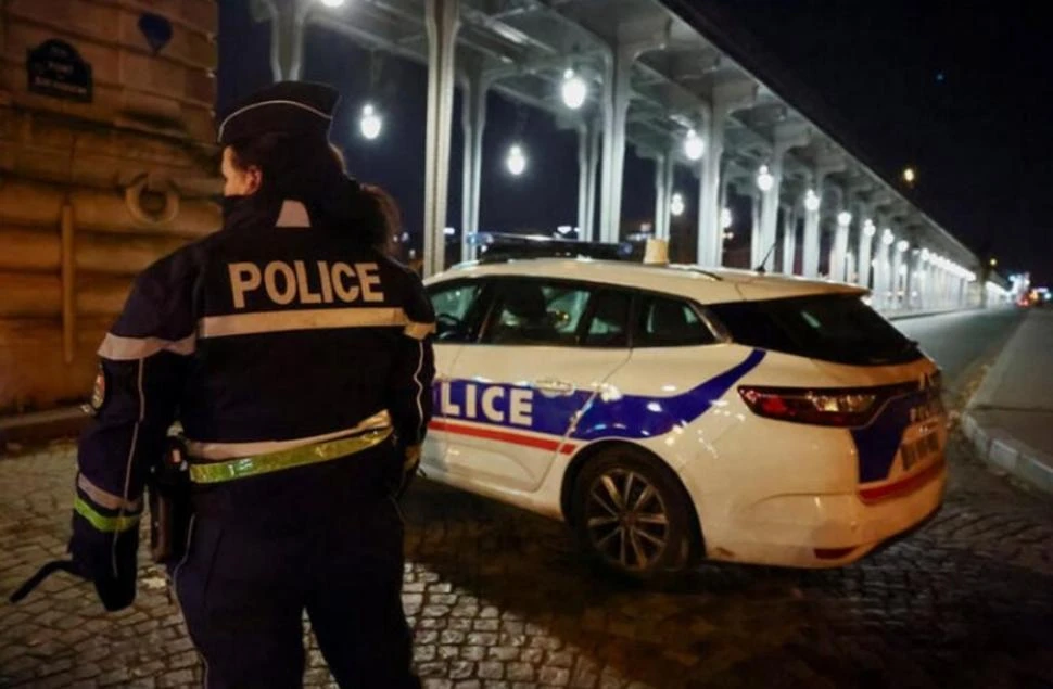 CENTRO DE PARÍS. El atacante cruzó el puente Bir-Hakeim, sobre el Sena. na