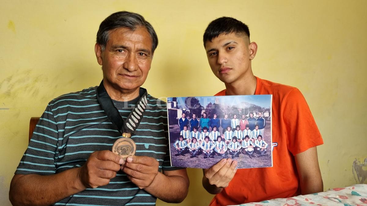 FAMILIA. Farías, el volante de Sportivo Guzmán y su nieto Gabriel. 