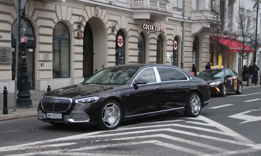 ELEGANTE. El Mercedes Benz es un auto que puede verse seguido por las calles del país de Medio Oriente.