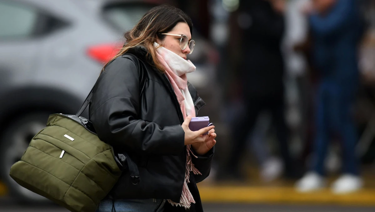 ABRIGADOS. La mañana obligó a las tucumanas y tucumanos a salir a la calle con camperas y hasta bufandas.