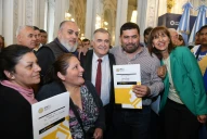 Osvaldo Jaldo entregó materiales de construcción para habitantes del interior