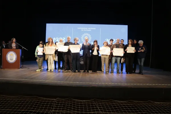 Homenajes de la UNT en los 40 años de democracia