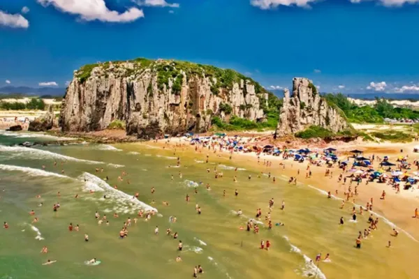 Vacaciones 2023/24: la playa de Brasil que está más cerca de Argentina y es una gran opción para el verano