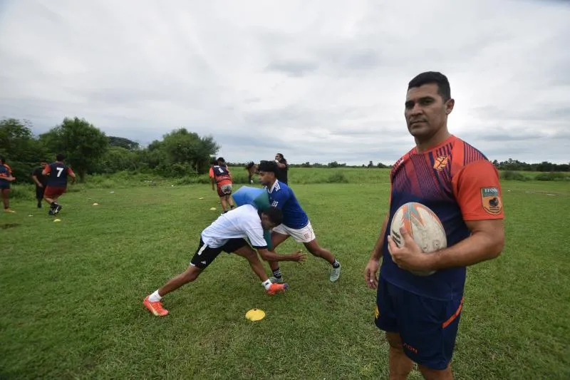 ENTRENADOR. Luis Abregú enseña rugby a los chicos y chicas de Rio Chico. 
