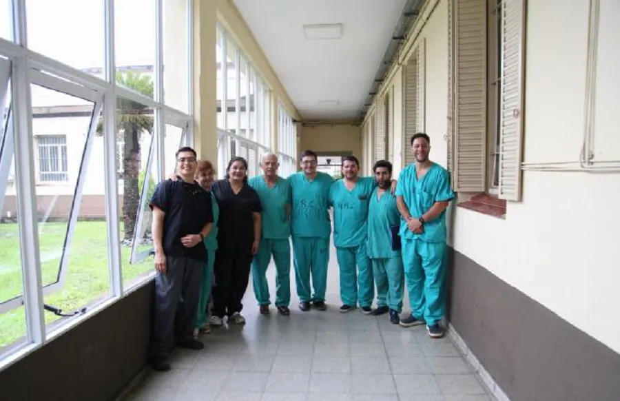 La operación fue realizada por un equipo de cirujanos especializados en cirugía de pared abdominal que por primera vez implementaron la técnica E-TEP Ventral.