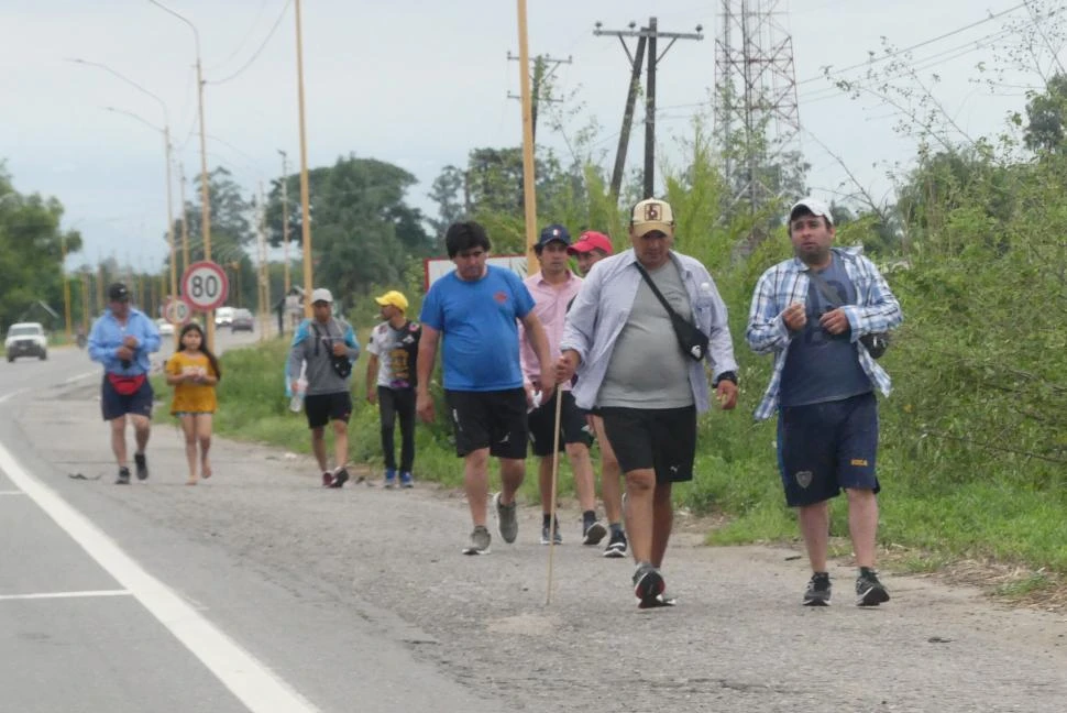 POR LA BANQUINA. Al costado de la vieja traza de la ruta 38 ya se pueden ver los grupos de peregrinos que marchan a pie hasta Catamarca. LA GACETA / FOTOs DE Osvaldo Ripoll