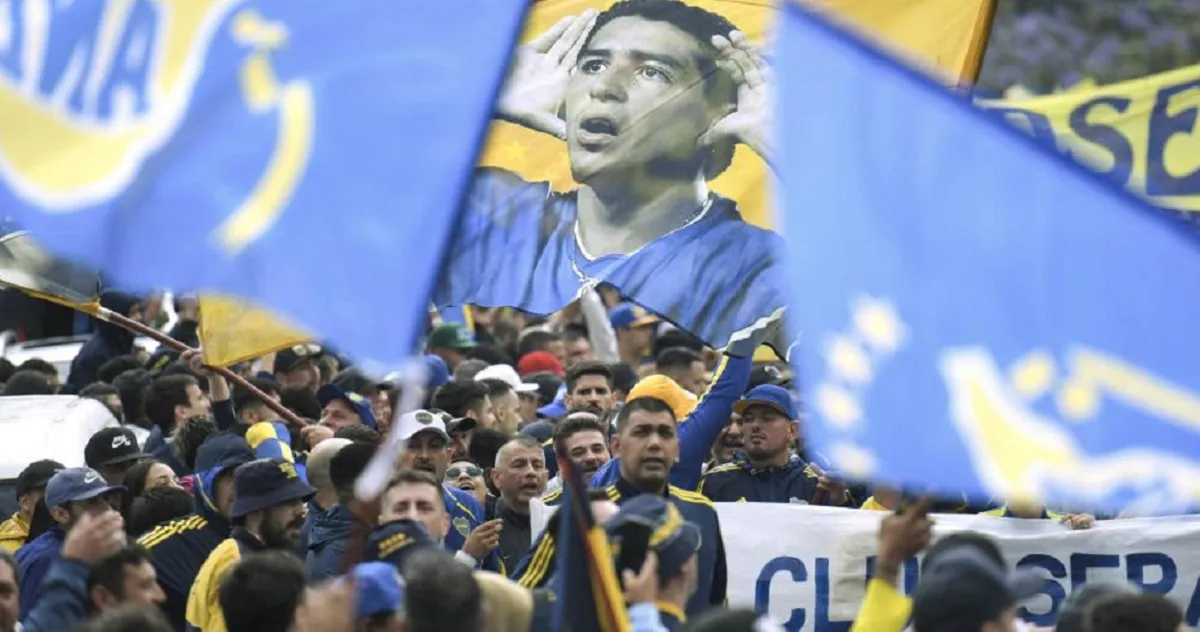 MOVILIZACIÓN. El fin de semana Juan Román Riquelme se unió a los hinchas en un banderazo por las Elecciones.