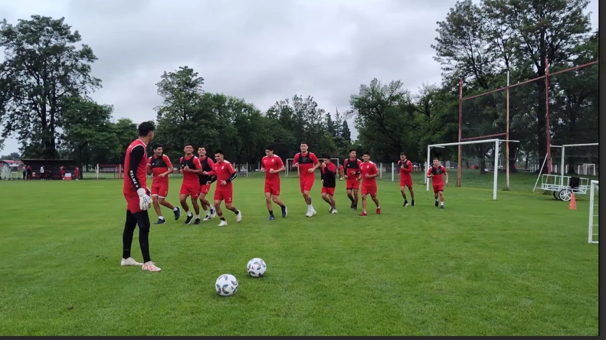 A LA ESPERA. El plantel superó el segundo día de prácticas en el complejo. 