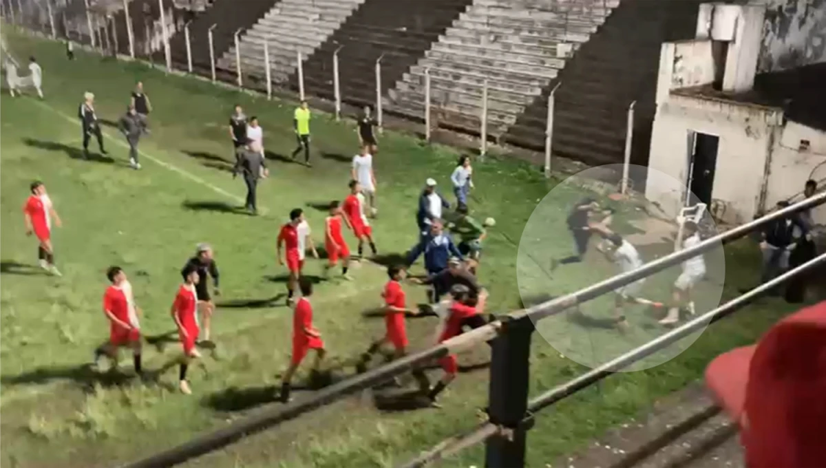 VIOLENCIA. En las escenas se puede ver a un jugador de Sportivo Guzmán en el aire para darle una patada a un rival de Atlético Tucumán.