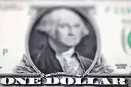 Disminuye la tensión cambiaria: el dólar mayorista se aleja del techo de la banda
