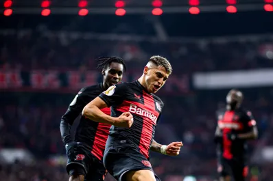 Palacios se luce en la victoria de Bayer Leverkusen con un gol que le valió el premio al mejor jugador
