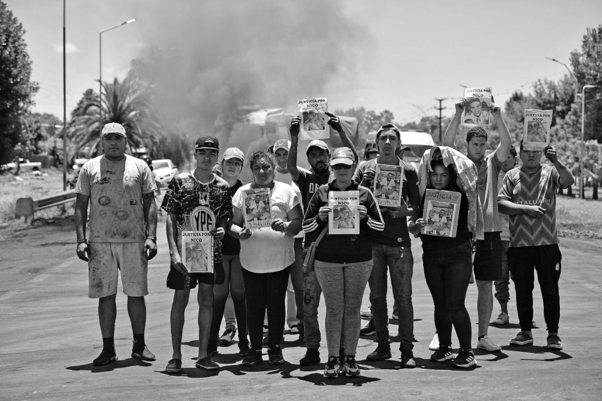 PIDEN RESPUESTAS. La familia del agente penitenciario anunció que seguirán cortando la ruta hasta que se esclarezca lo que ocurrió con Molina.