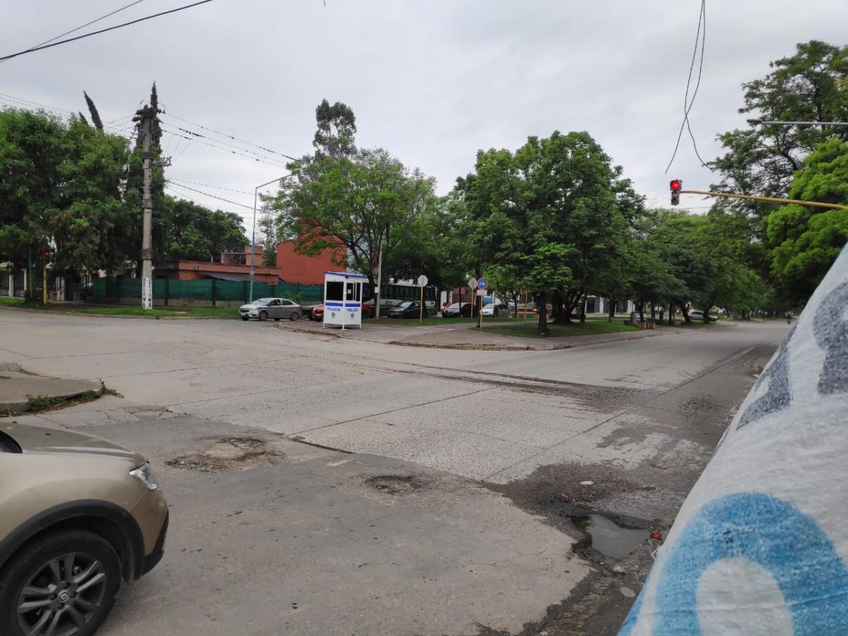 RECURSO. Instalaron garitas policiales a lo largo de la avenida América.