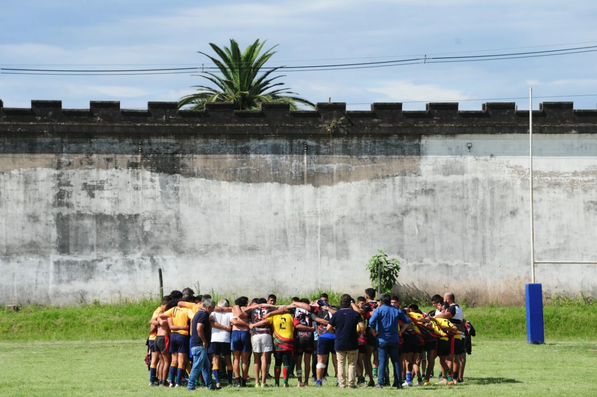 UNIÓN. Los jugadores de Cobras y UPAL comparten un momento en cancha.